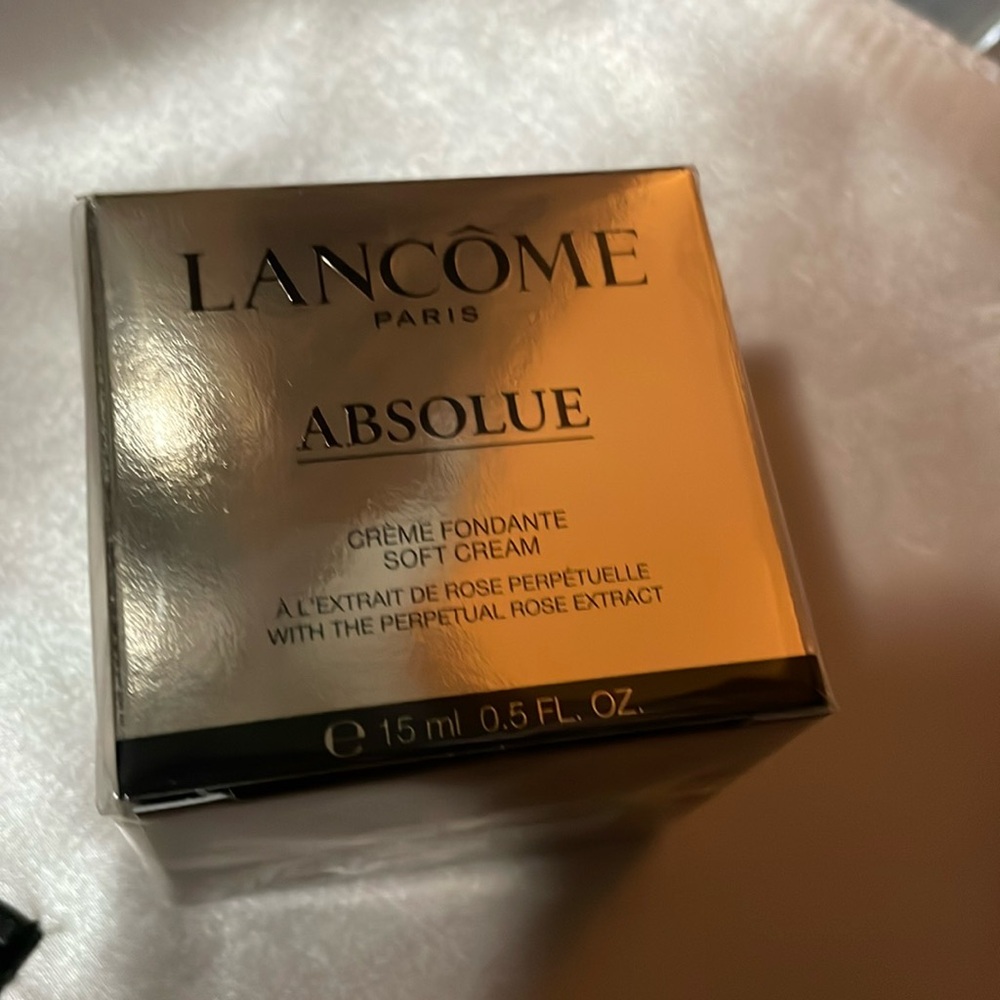 Lancôme
Absolue Soft Cream Facial Moisturizer - 15 ml